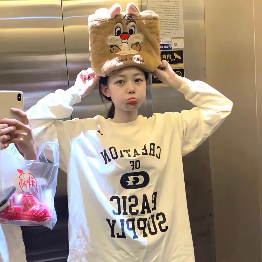 和红色中国人看电视